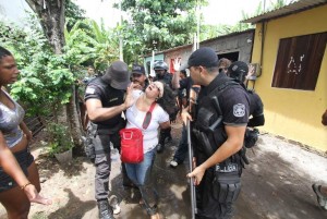 Flagrante de policial violentando mulher na arbitrária reintegração de posse em Maracaípe. Fev/2013