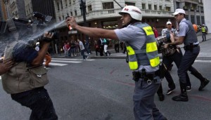 policial usando spray de pimenta em jornalista