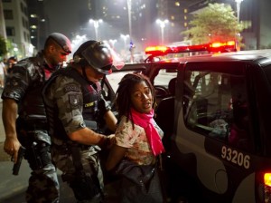 policial prendendo injustamente manifestante negra 